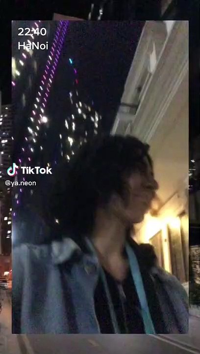 Tinh thần CĐV bóng đá tại Việt Nam khiến khách nước ngoài bất ngờ