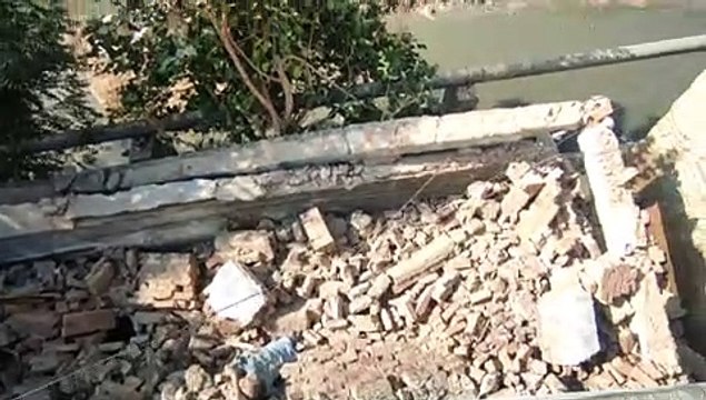 Video: दीवार गिरने से श्रमिक की मौत, घायलों को निकाला मलबे से