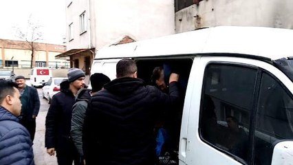 GİRDİĞİ MİNİBÜSTE MAHSUR KALDI, POLİS KURTARDI