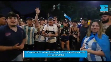 VIDEO. ¡Un campeón! En pleno festejo en 7 y 50 le ofreció casamiento y ella le dijo...