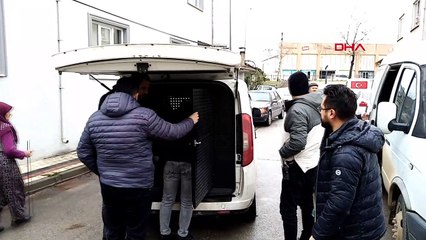 Girdiği minibüste mahsur kaldı, polis kurtardı