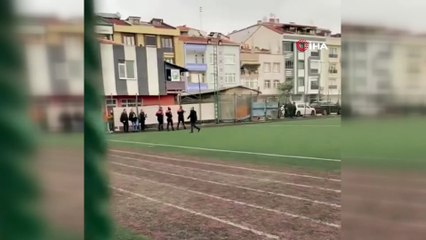 Hakemi oyuncu ve taraftarların elinden polis kurtardı