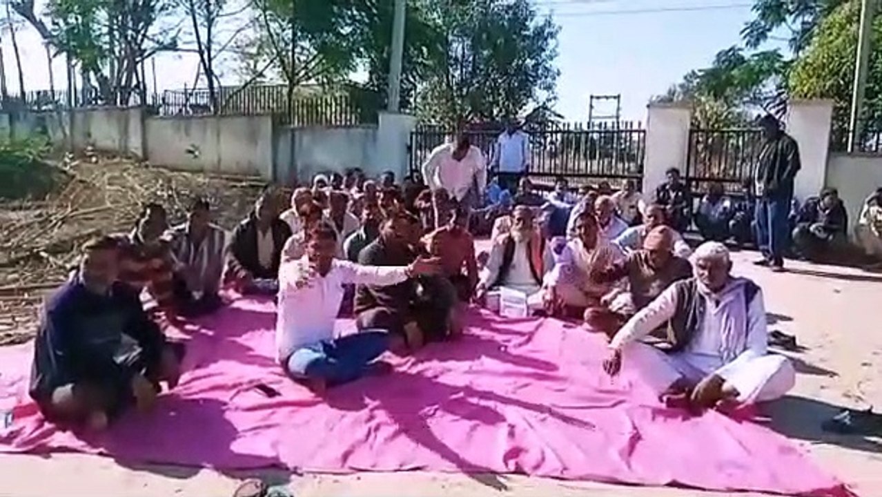 फीडर बदलने की मांग को लेकर दिया ग्रामीणों ने दिया धरना