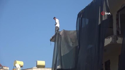 Polis çatıdaki genci ölümün ucundan böyle aldı