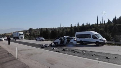 Tıra çarpan otomobildeki 1 kişi öldü, 2 kişi yaralandı