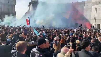 Funerali Mihajlovic, Piazza Esedra gremita: cori e fumogeni