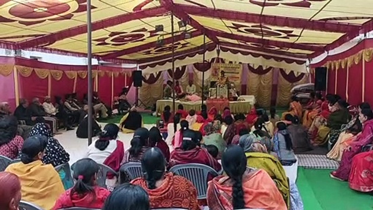 धनु मलमास में भागवत कथा सुनने के लिए उमड़ रही भीड़