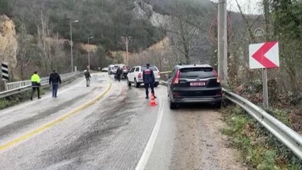 Üst geçitten demir yoluna düşen otomobilin sürücüsü öldü