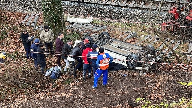 Üst geçitten demir yoluna düşen araçta öldü