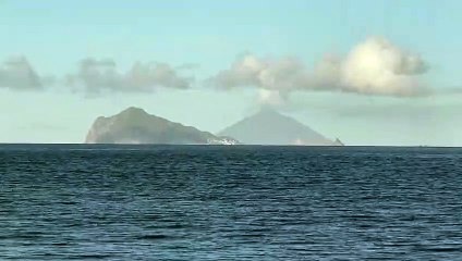 Stromboli, riparte la colata lavica dal vulcano