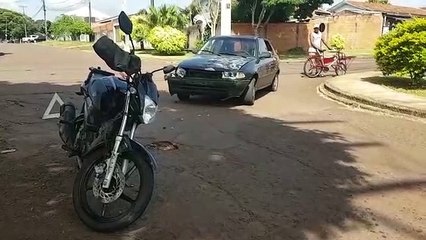 Motociclista fica ferida após acidente de trânsito no Santa Felicidade