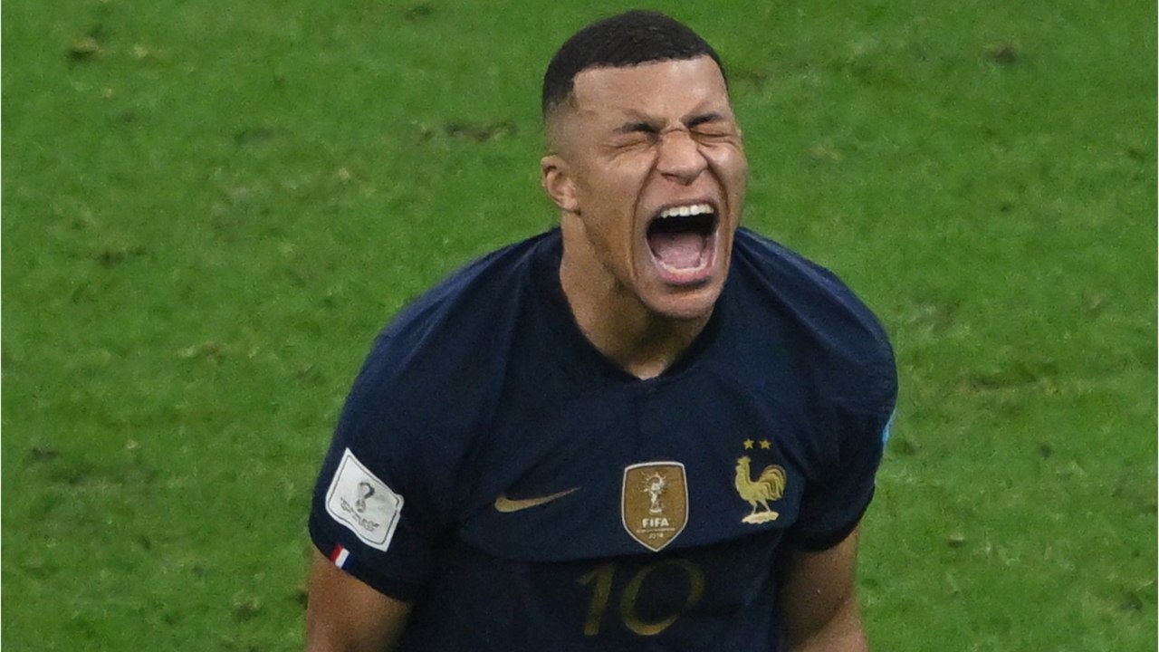 GALA VIDÉO – Kylian Mbappé en larmes dans les bras de son père : ces images pas vues à la télé