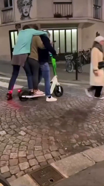 Trois Parisiennes veulent rentrer chez elles sur 1 trottinette