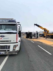 Hayvan yemi yüklü kamyon devrildi