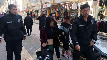 Çaldıkları kıyafetleri üst üste giyen iki şahıs böyle yakalandı