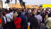 ट्रक ने बाइक सवार युवक को कुचला, आक्रोशित लोगों ने किया आगरा- मुंबई राष्ट्रीय राजमार्ग जाम.... देखें वीडियो