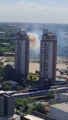 Escapando de un incendio, menos se cuelga de un balcón hasta que llegaron los bomberos