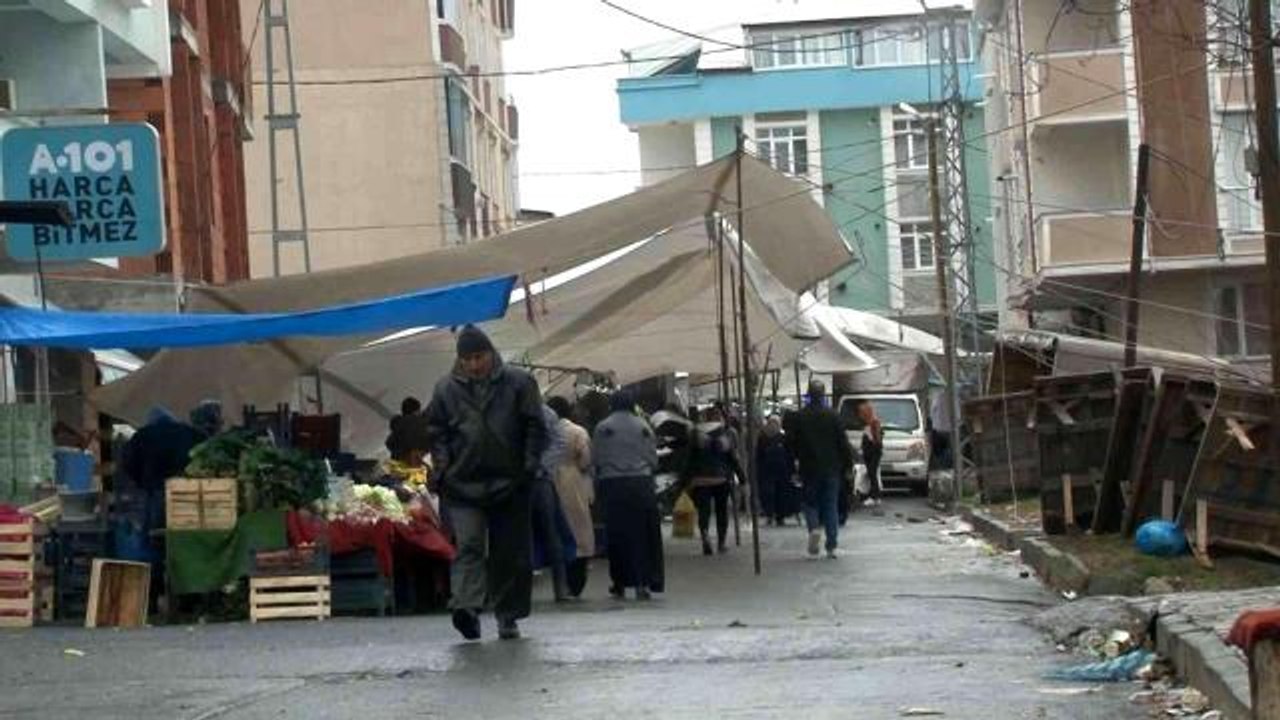 Arnavutköy'de fırtına nedeniyle bazı pazarcılar çadır kuramazken bazılarıysa ısınmak için ateş yaktı