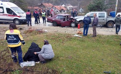 5 KİŞİNİN YARALANDIĞI KAZADA, KÖYLÜ KADINLARIN 'TAVUK VE HOROZ' HASSASİYETİ