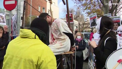 Proteste vor der iranischen Botschaft in Madrid wegen Repressionen der iranischen Regierung