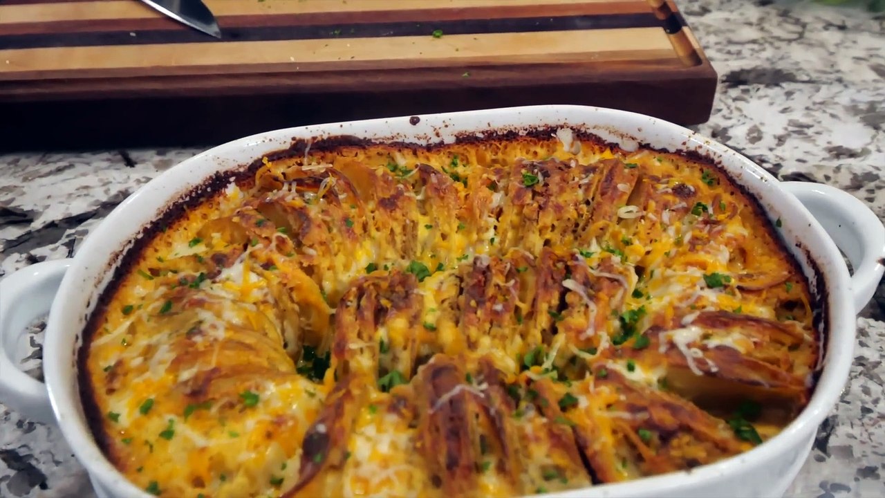 These Scalloped potatoes are SO Easy and Delicious! Prefect for Christmas Dinner!