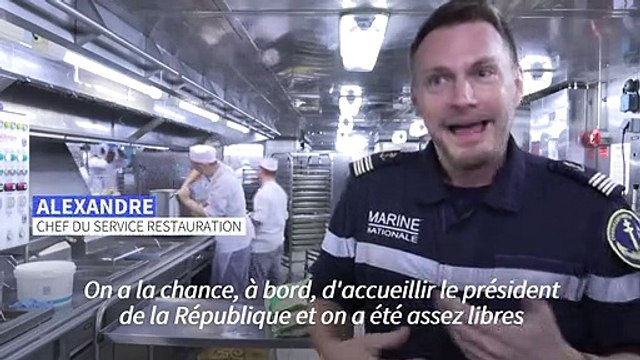 Les cuisiniers du Charles de Gaulle préparent le Noël des troupes avec Macron