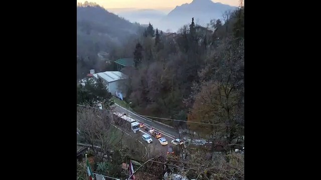 Pullman bloccato, traffico in tilt sulla Sp 62, la vecchia Lecco-Ballabio