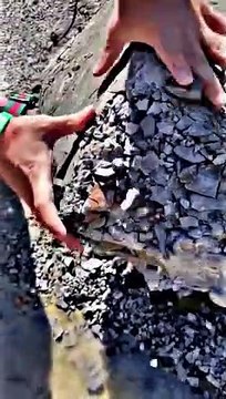 Un rocher s'effrite en petits cailloux