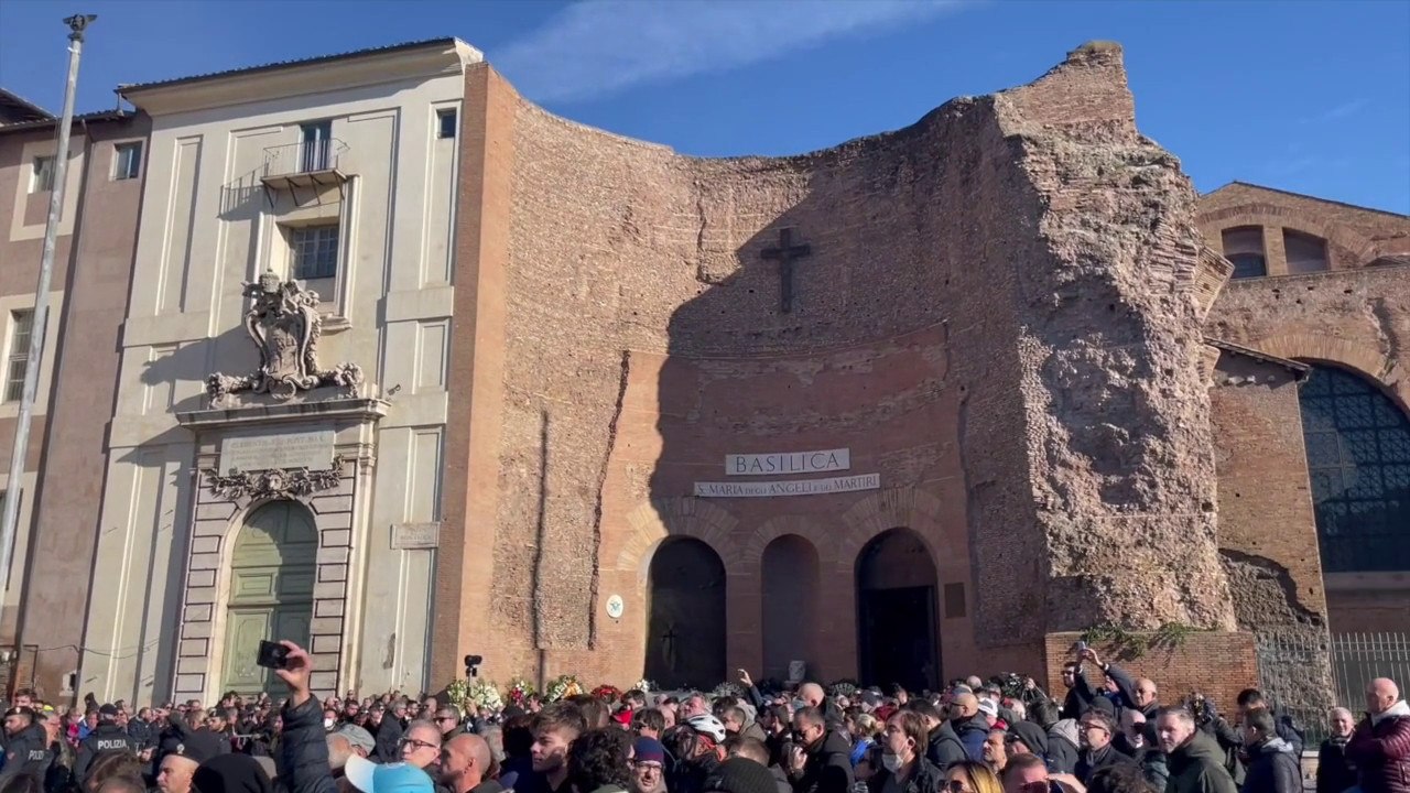 "Sinisa uno di noi", in migliaia per l'ultimo saluto a Mihajlovic