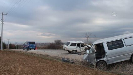 Kamyonetle otomobilin çarpıştığı kazada 2 kişi yaralandı