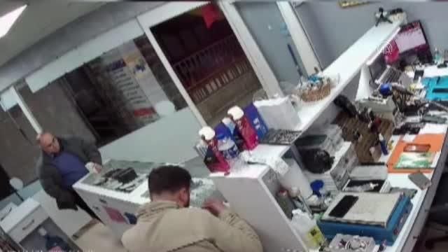 Cep telefonu bataryasının alev alması güvenlik kamerasına yansıdı