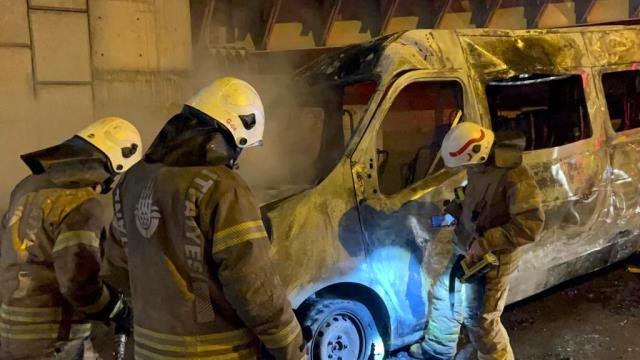 Ataşehir'de alev alev yanan servis minibüsü küle döndü