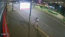 Vídeo mostra ladrão roubando fios no Centro