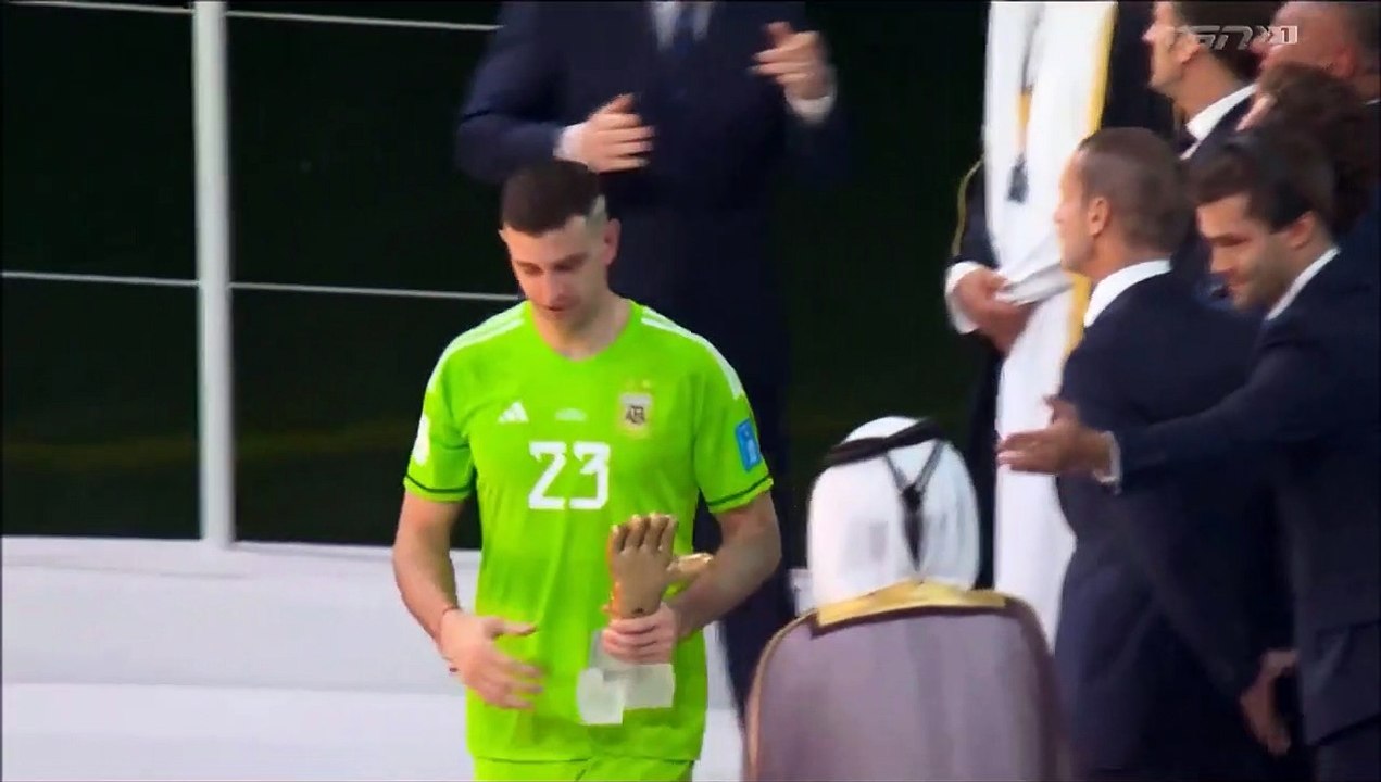 Coupe du monde 2022 : le geste limite du gardien argentin fait polémique