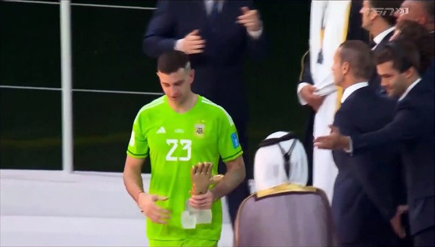 Coupe du monde 2022 : le geste limite du gardien argentin fait polémique