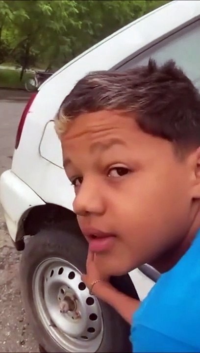 Ce gamin imite la sirène de la police et c'est très efficace