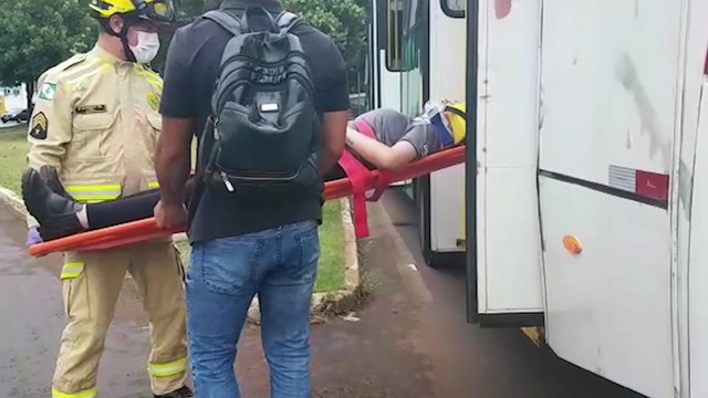 Moto bate contra ônibus e piloto da moto e passageira de coletivo têm ferimentos