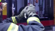 Los bomberos de Kiev trabajan para sofocar las llamas que ha dejado el último ataque ruso