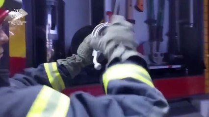 Los bomberos de Kiev trabajan para sofocar las llamas que ha dejado el último ataque ruso