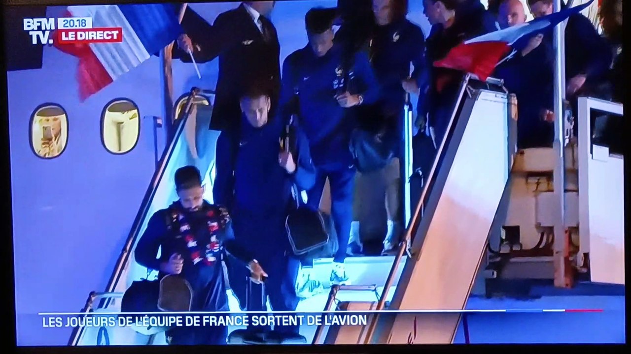 Arrivée de l'équipe de France foot à Roissy Charles de Gaulle