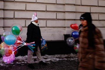 Savaşın gölgesindeki Ukrayna'nın ana noel ağacı jeneratör ile aydınlatıldı
