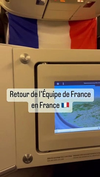 Coupe du monde -  Regardez le pilote de l'avion s'adresser aux Bleus lors de leur atterrissage à Roissy-Charles-de-Gaulle