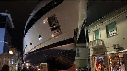 Download Video: Viareggio, un maxi yacht passa per strada