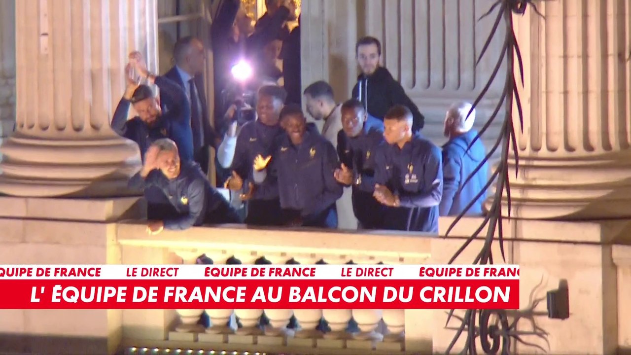Les Bleus saluent les supporters français place de la Concorde
