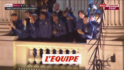 Les Bleus saluent leur public sur le balcon de l'Hôtel Crillon - Foot - CM 2022