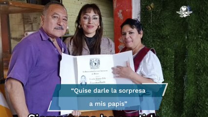 Joven lleva al tianguis donde sus padres laboran su título universitario