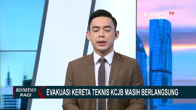 Proses Evakuasi Badan Kereta Pemasangan Rel Kereta Cepat Jakarta-Bandung Pasca Kecelakaan