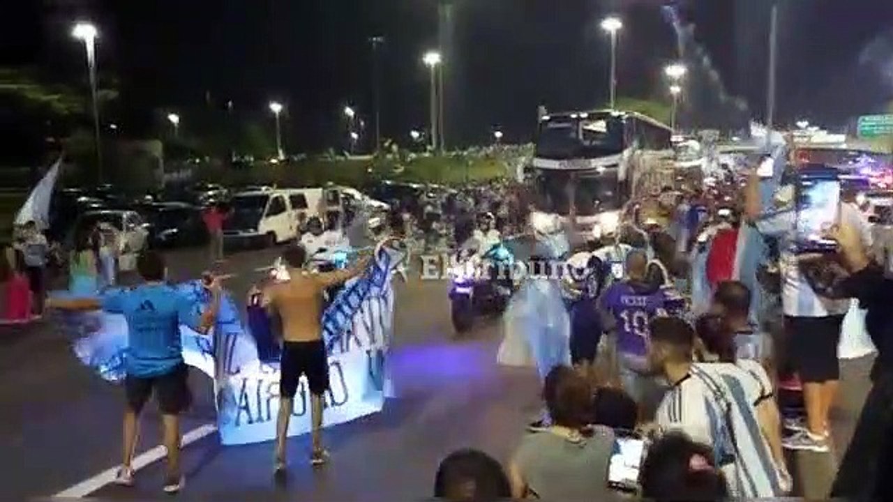 Los familiares de los jugadores de la Selección llegan al predio de Ezeiza