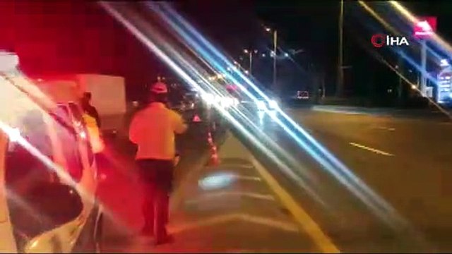 Aracının direksiyon hakimiyetini kaybedip bariyerlere çarptı: 1 ölü, 1 yaralı