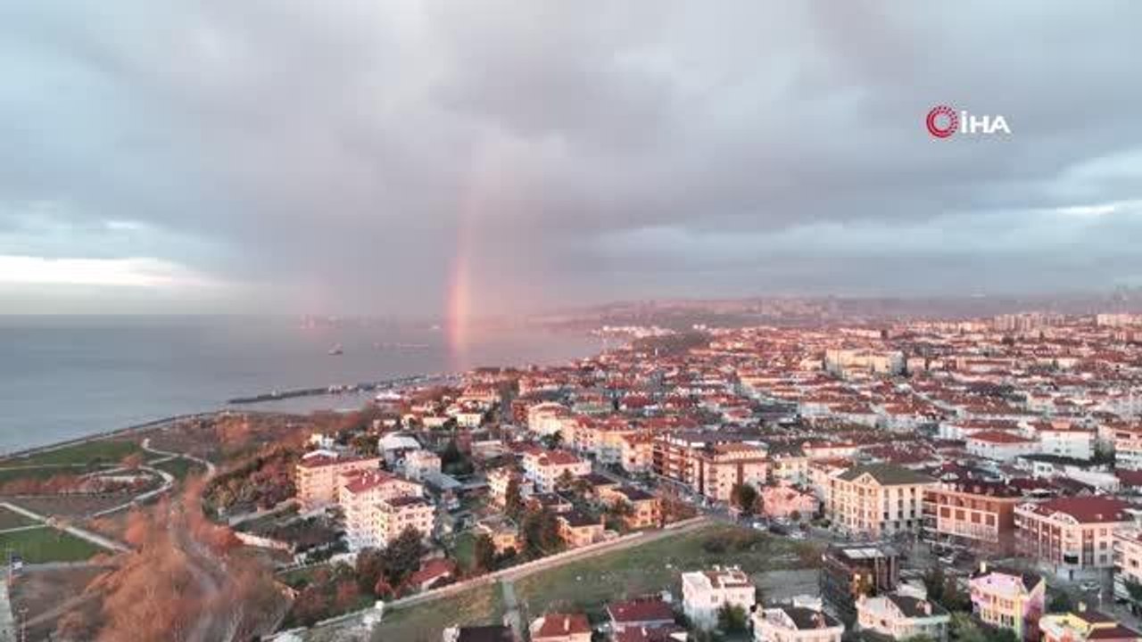 İstanbul Boğazında ortaya çıkan gökkuşağı masalsı görüntüler oluşturdu